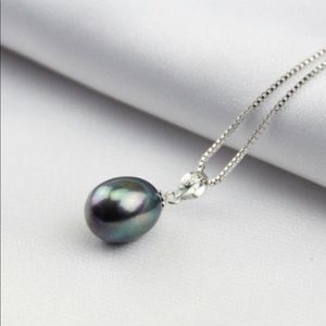 Pretty Black Pearl Pendant Necklace